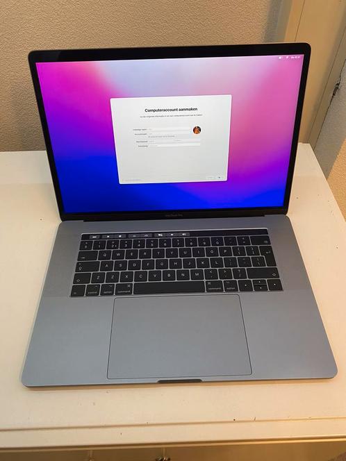 MacBook Pro 15 inch Touchbar zo goed als nieuw 7x opgeladen