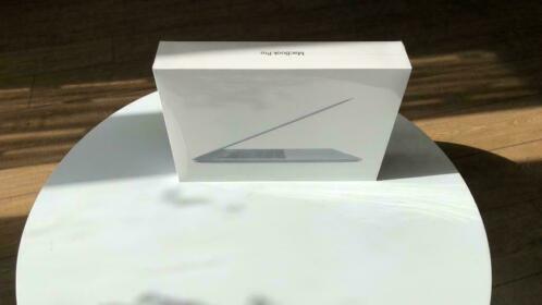 Macbook pro 15-touchbar-2018 model -i7 2.2-256GB-16GB-seald