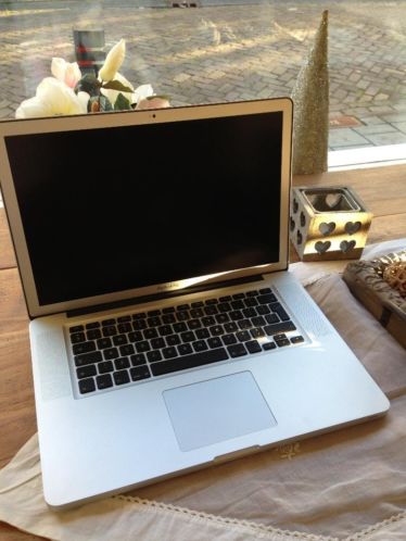 Macbook Pro 15039039 2.0Ghz 2.0 QuadCore i7 8GB 500GB HighRes