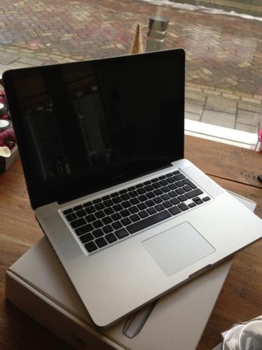 Macbook Pro 15039039 2.4Ghz 2.4 i7 QuadCore 4GB 750GB NieuwStaat