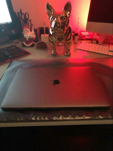 Macbook Pro 15039Touchbar 2,8Ghz i716GB2562017AppleCare