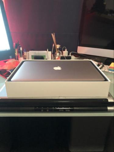 MacBook Pro 15,4034 Retina (2015) 2,2GHz I716Gb256 SSD