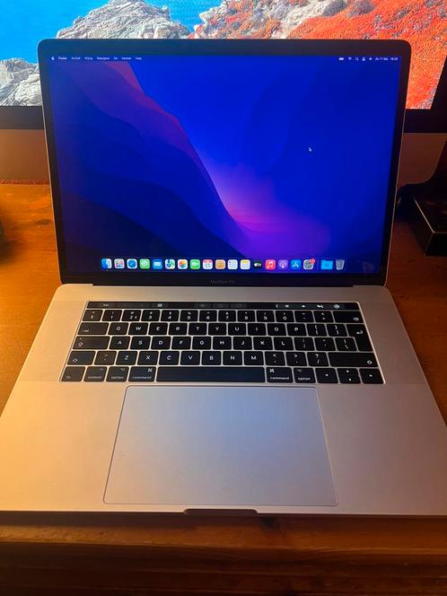 MacBook Pro 15,6 2016 1TB SSD 16GB RAM Touchbar Radeon Pro