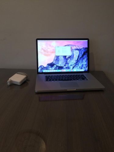 Macbook Pro 17 2,3 Ghz i7 8GB 240GB SSD ( Nieuwstaat )