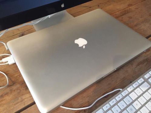 MacBook Pro 17 inch (250GB SSD  ADOBE cs6 extra) 