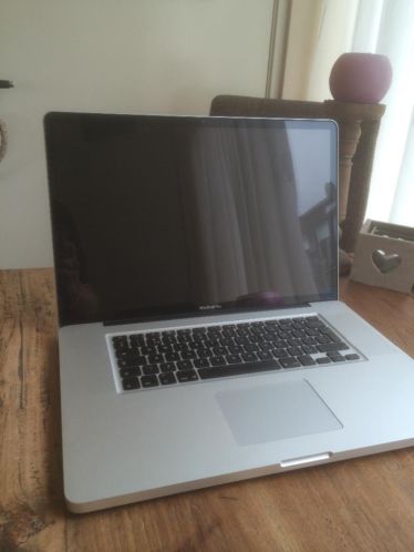 Macbook Pro 17039039 2.2Ghz 2.2 QuadCore i7 16GB 750GB Als Nieuw