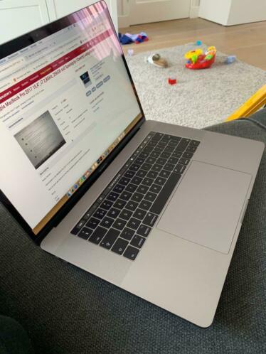 MacBook Pro 2017 15,4 inch space grey te koopruil zgan