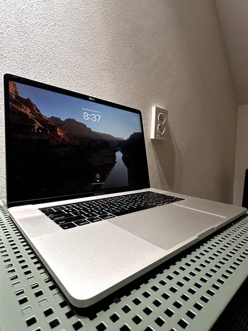 MacBook Pro 2017 Touch Bar  i7  16gb  256gb SSD  15 inch