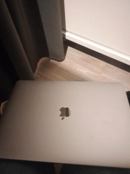 MacBook pro 2018 15 inch (i7 16gb256gb SSD )