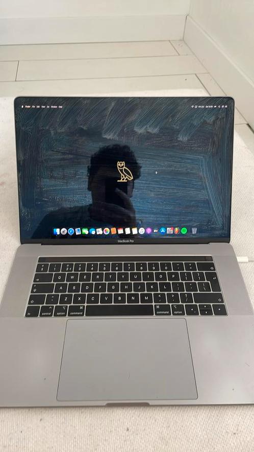 MacBook Pro 2018 15 inch ( i7 256gb ssd 16gb ram)