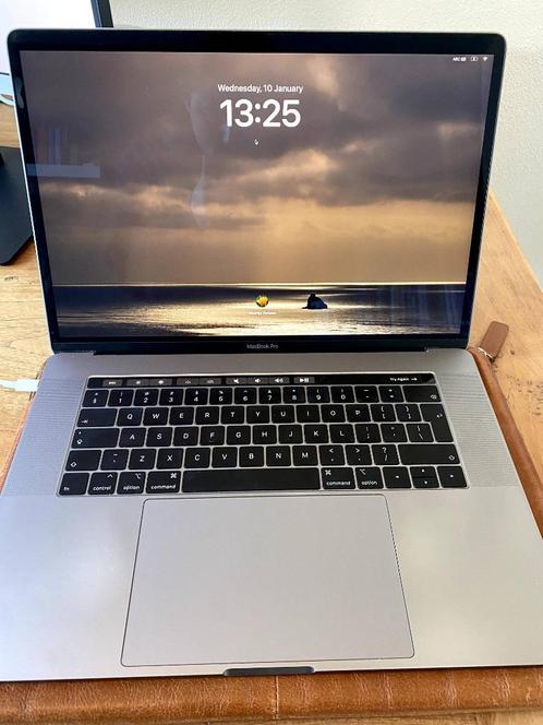 Macbook Pro 2018 15.4 inch Intel Core i7 16 GB RAM 512 GB op