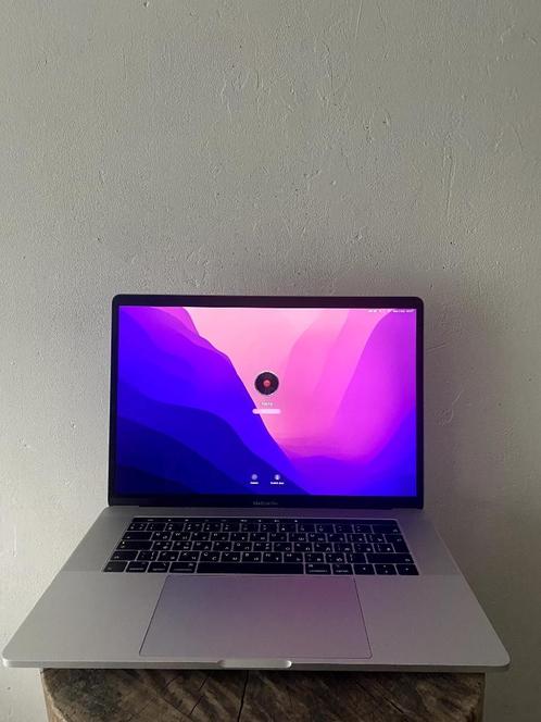 MacBook Pro 2019 15x27x27 16GB RAM  touch bar