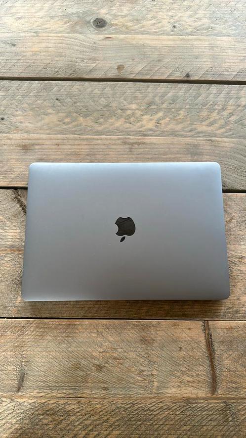 MacBook Pro 2022  8GB geheugen SSD van 256 GB