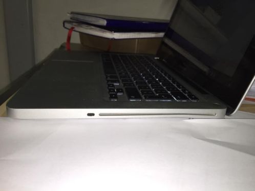 Macbook Pro 2.5 jr 13 inch inclusief hoes en slot