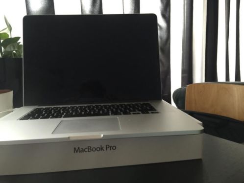 MacBook pro retina 15, inch 512 SSD i7 quadcore processor