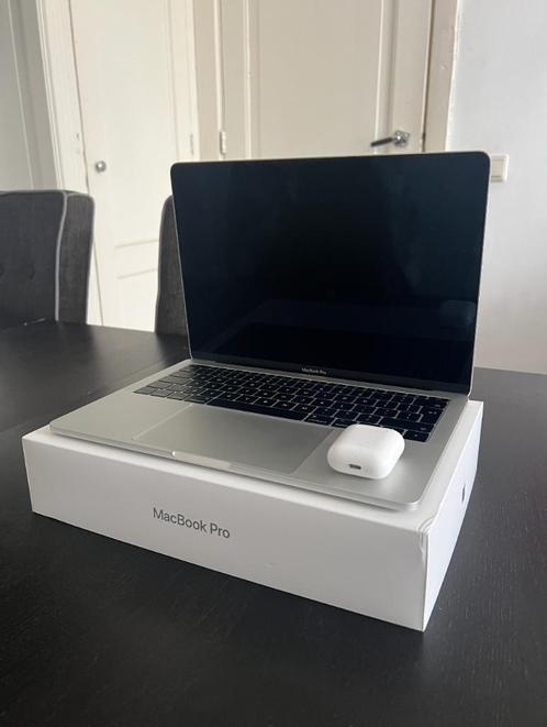 MacBook Pro x2713 inch INCL. AIRPODS (11x laadcycli)