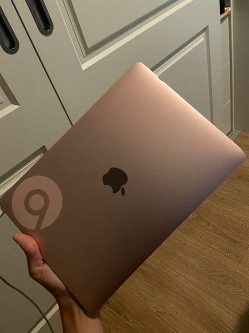 MacBook retina 12-inch early 2016 met oplaadkabel en hoesje