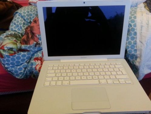 Macbook White 13 inch Core 2 Duo 2.4 Ghz (2008)