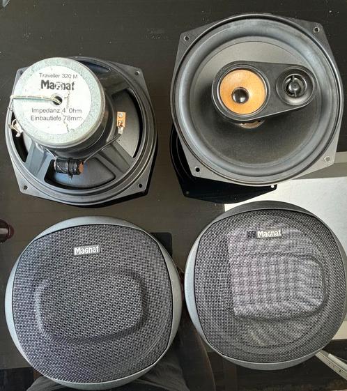 Magnat speakers en 3 versterkers.