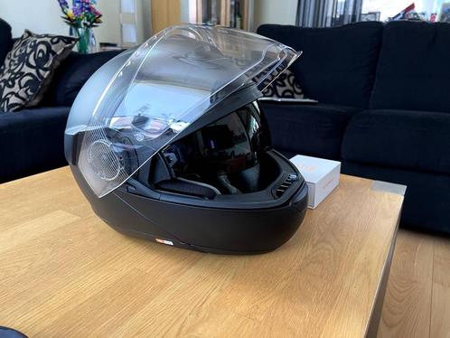 Mat zwarte Schuberth C4 Pro helm met SC1 Advanced coms.