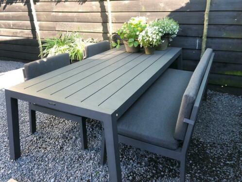 Max amp Luuk Tuinset Low dining Mike