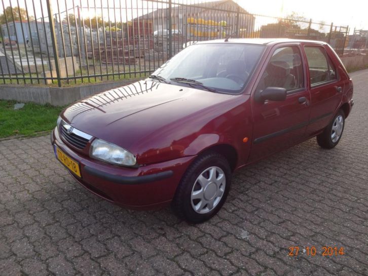 Mazda 121 1.25 I GLX CTX 1998 Rood