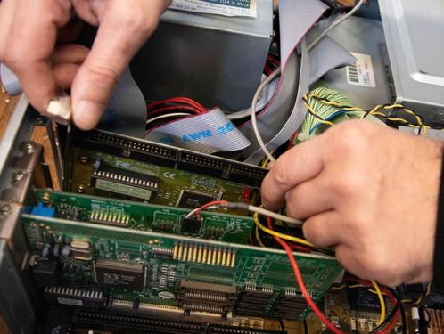 Medewerker computers repareren