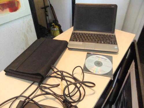 Medion akoya mini laptop inclusief tas en recovery cd.