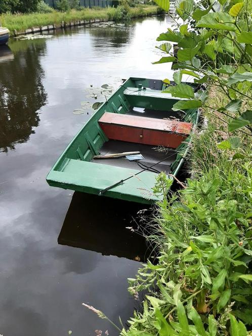 Medium visboot met buitenboordmoter