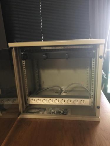 Mer  Switch 19 Inch wall rack