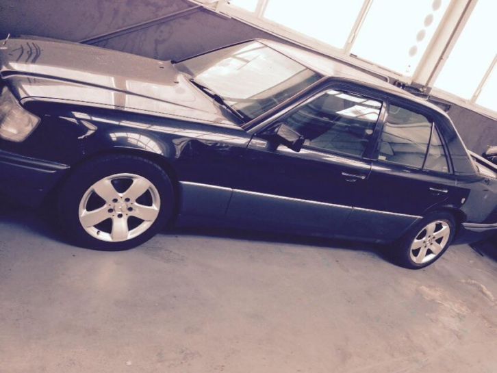 Mercedes 124133300 D Turbo 1993 Zwart