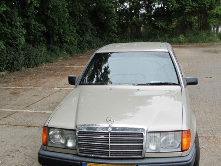 Mercedes 200 benzine, 1985.