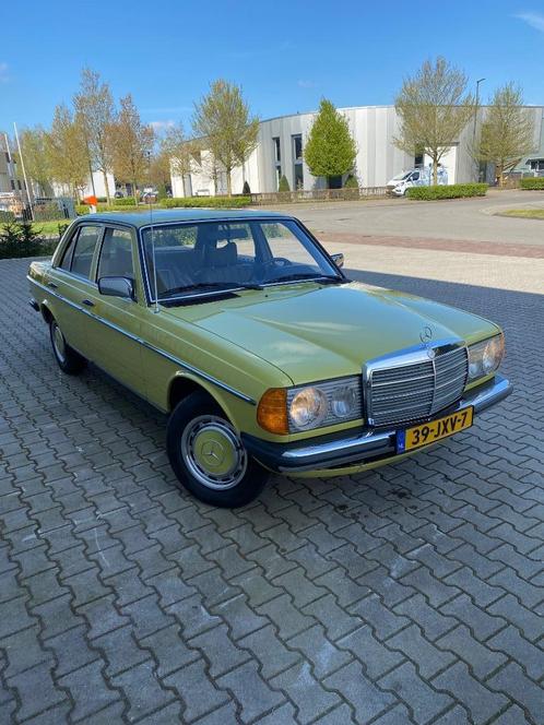 Mercedes 200 D 1978 olijf groen (nieuwstaat)