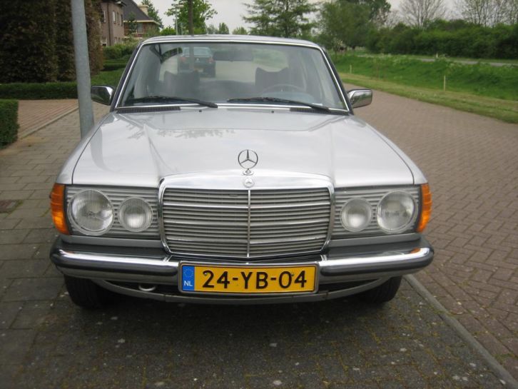 Mercedes 200-Serie 2.3 230 AUT 1977 Grijs
