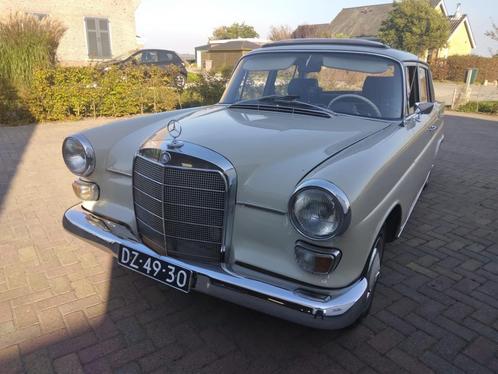 Mercedes 200D 1967 Creme Wit Heckflosse oldtimer