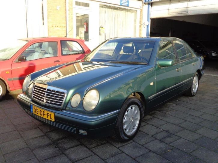 Mercedes E-Klasse 2.0 E200 Sedan Classic AUT 1999 Groen