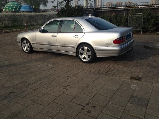 Mercedes E-Klasse 2.7 CDI E270 Sedan Classic AUT 2001 Grijs