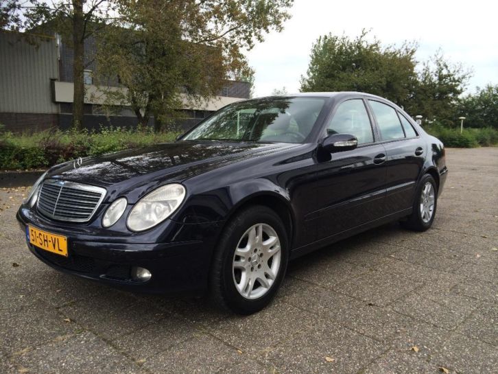 Mercedes E-Klasse CDI E200 2006 Blauw, navi, parkeersensoren