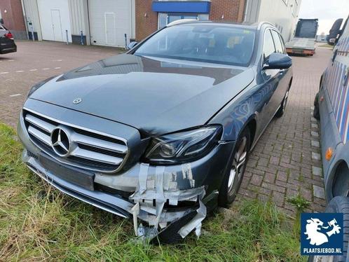 Mercedes stationwagen E220 CDi met schade linksvoor