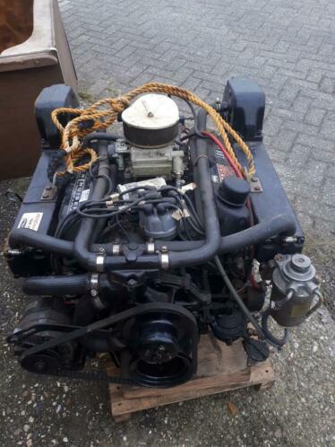 Mercruiser v 8 inboord motor met staartstuk en transom