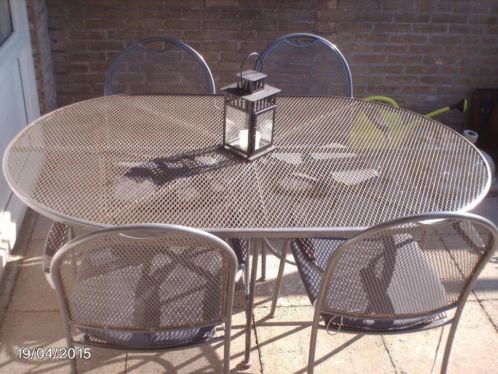 Metalen tuintafel met 4 stoelen