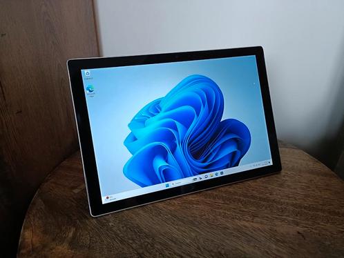 Microsoft Surface Pro 5 (i5, 4gb ram, 128gb ssd)