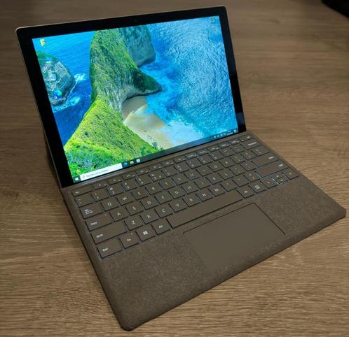 Microsoft Surface Pro 5  i5  8GB ram  256GB SSD