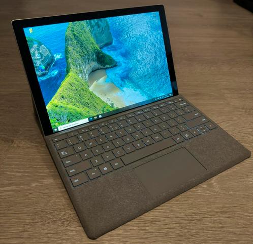 Microsoft Surface Pro 5  i5  8GB ram  256GB SSD