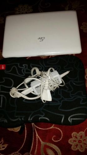 Mini laptop met hoesje en een lader