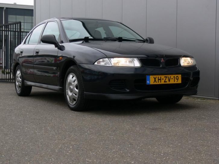 Mitsubishi Carisma 1.8 L HB 1998 Zwart