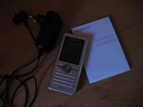 mobiel Sony Ericsson R300 met oplader