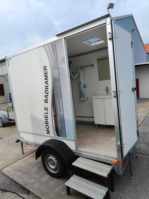 Mobiele douche en wc aanhanger