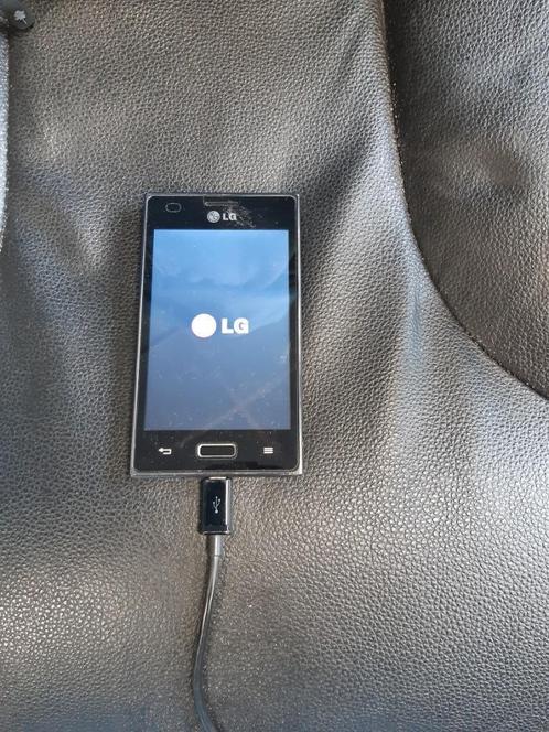 Mobiele telefoon LG E610612 met oplader.