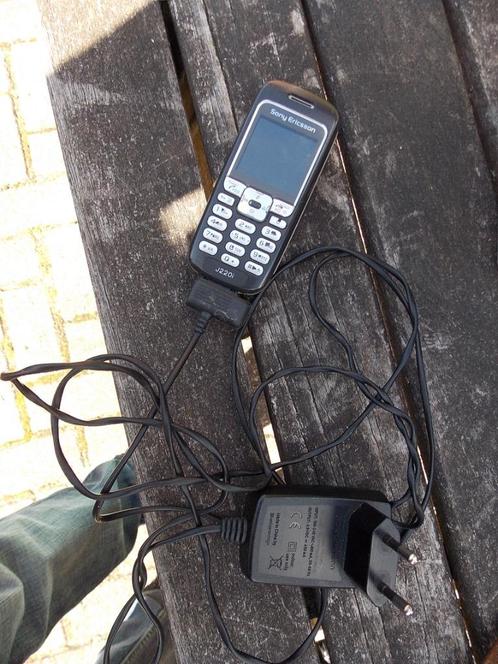 Mobieltje mobiele telefoon sony ericsson j220i met lader